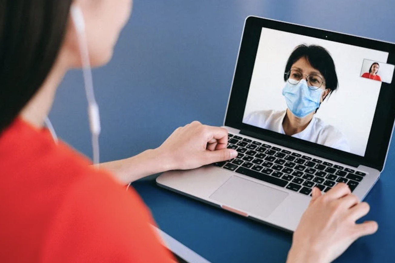 Vrouw krijgt schrik van haar leven nadat ze opstaat tijdens videocall