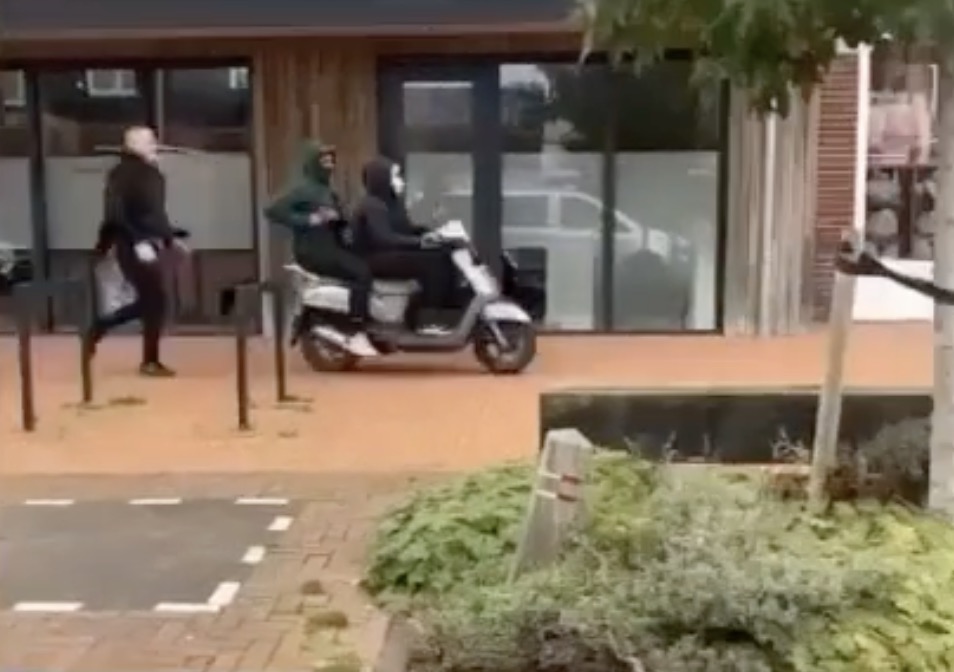 Postbode haalt overvallers hard onderuit met pakketje, omstanders grijpen in!