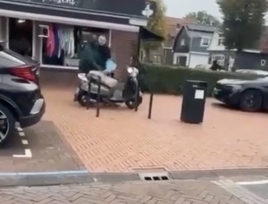 Postbode haalt overvallers hard onderuit met pakketje, omstanders grijpen in!