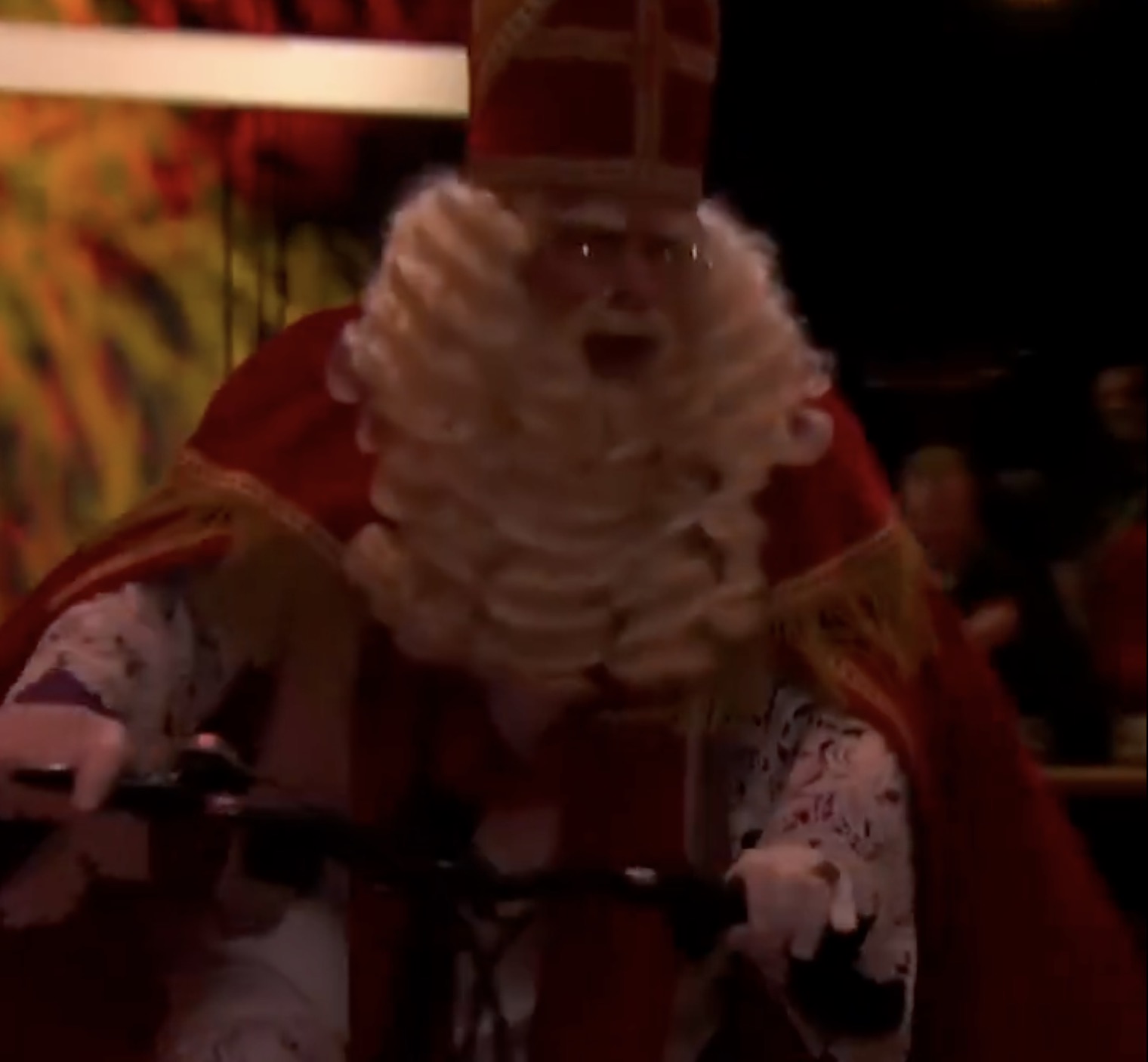 Sinterklaas scheurt studio Vandaag Inside binnen en maakt het VI-trio totaal belachelijk