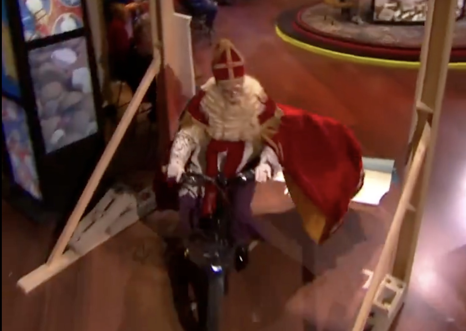 Sinterklaas scheurt studio Vandaag Inside binnen en maakt het VI-trio totaal belachelijk