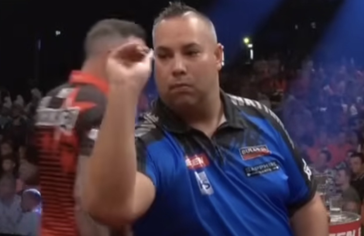 Nederlandse Darter verrast met pikant cadeautje na WK darts 2024 overwinning